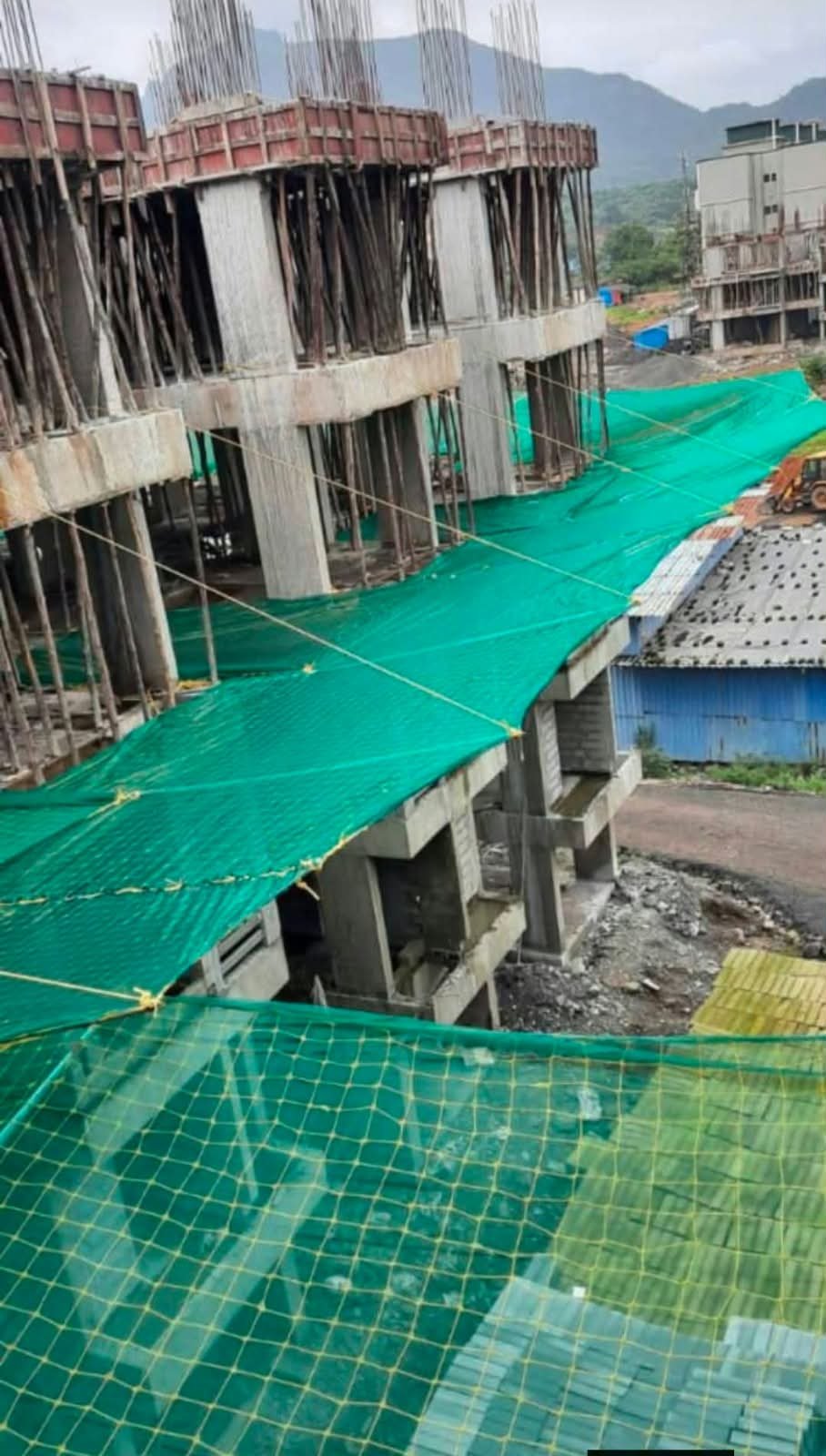 Construction safety net installation